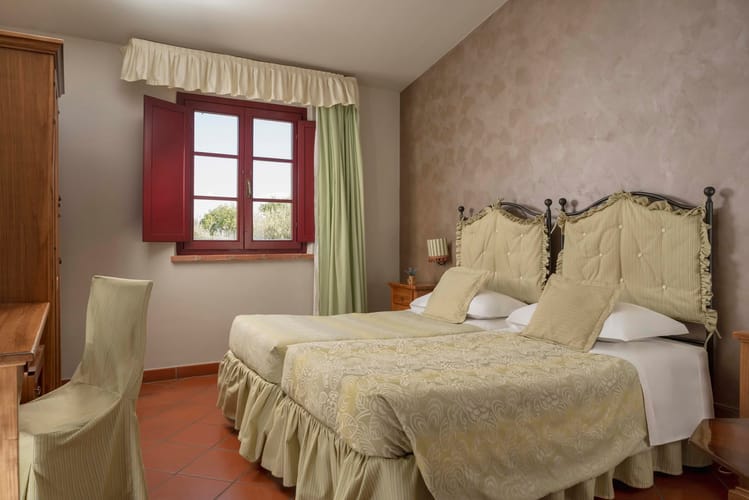 Camera Classic Casolare Terre Rosse con dettagli beige, finestrata con letto a due piazze