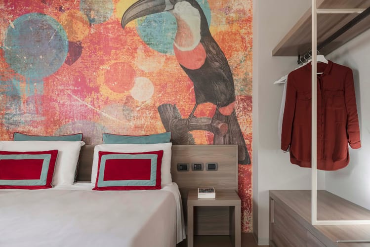 Dettaglio letto matrimoniale e armadio Camera con Giardino Casolare Terre Rosse